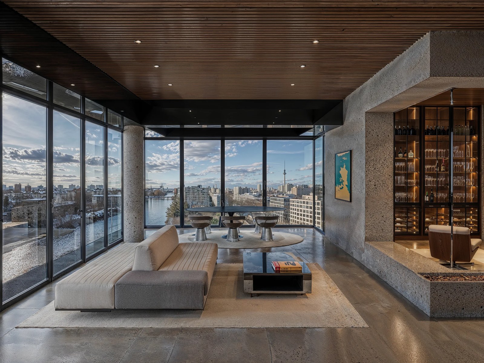 Architektonischer Wohnraum mit Panoramafenstern und Blick über Berlin