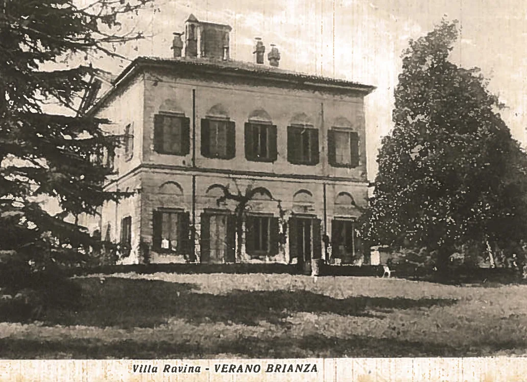 Historische Aufnahme der Villa, umgeben von altem Baumbestand